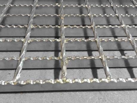 Q235 ASTM A36 25X5mm 30X3mm 30X5mm 40X5mm Gi Steel Serrated Grating Mesh للصرف الصحي السعر المصنع