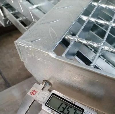 Carbon Steel Galvanized Steel Stair Treads with Stainless Steel and Aluminum Options for Outdoor Use