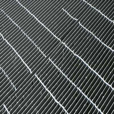 منصة شبكية فولاذية مجلفنة بالغمر على الساخن مع خصائص مضادة للتآكل وتصميمات قابلة للتخصيص للاستخدام الصناعي