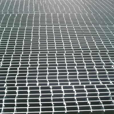 درجة سلم من شبك فولاذي مجلفن بالغمر الساخن مع سطح مضاد للانزلاق وأحجام قابلة للتخصيص للبناء