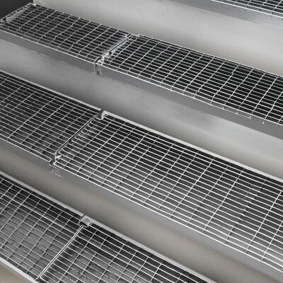 حرارة غسيل DIP السلالم الفولاذية مع مضاد الانزلاق الأنف والأحجام قابلة للتخصيص للاستخدام الصناعي