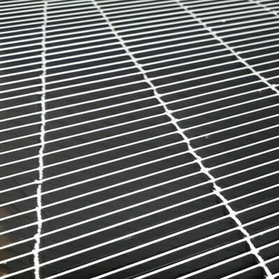 تصميم شبك قضبان فولاذية بسطح مستوٍ مع قضيب حامل 25x3 ومجلفن بالغمر الساخن لأرضيات الممرات