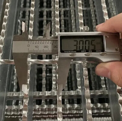 شبكة فولاذية مجلفنة مسننة بقضيب حمل 25x5 مم للممرات والمنصات المتينة