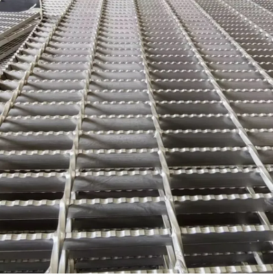 Hot Dip Galvanized Serrated Steel Grating with 25x5 mm Bearing Bar for Heavy Duty Applications