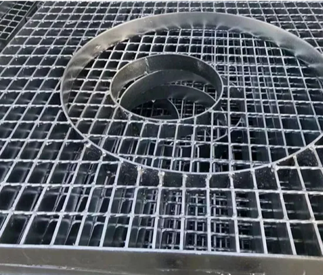 Galvanized Steel Grating with Custom Diameter and Slip-Resistant Surface for Outdoor Use