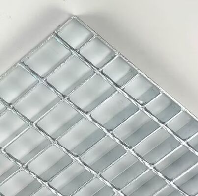 شبكة فولاذية مجلفنة بالغمر على الساخن بنمط مسنن مع قضيب حامل 25x3 لمنصات صناعية